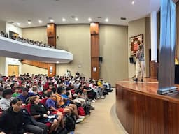 Luciana impartiendo charla de prevención de suicidio