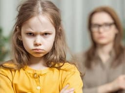 Madre estresada con libros de crianza