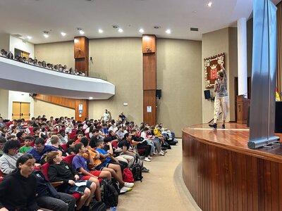 Luciana impartiendo charla de prevención de suicidio
